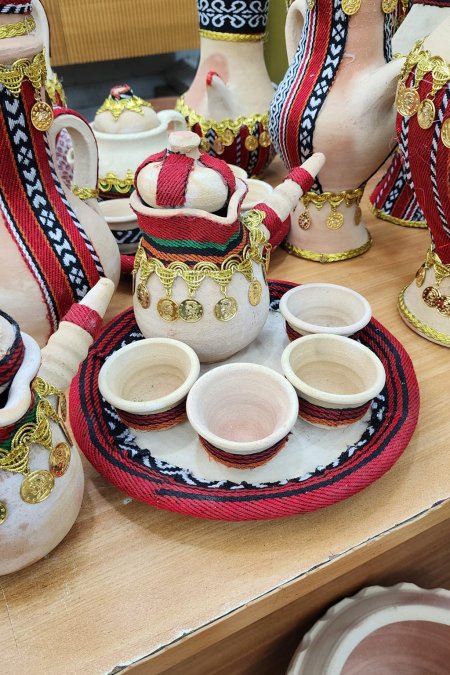 طقم دلّة فخارية تراثية مع أكواب وصينية مزخرفة